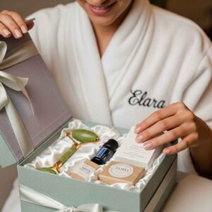 Déballage ému d'un cadeau bien-être spa personnalisé cadeau femme